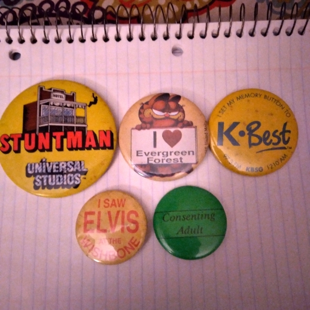 Vintage lot of (5) buttons